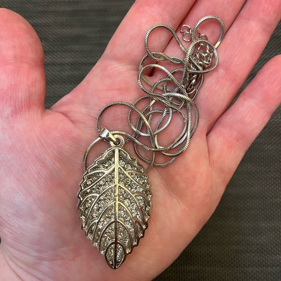Sparkly Silver-tone Leaf Pendant and Necklace - Picture 7 of 10